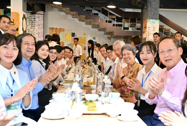 Prime Minister Pham Minh Chinh and Prime Minister Lee Hsien Loong have lunch with students.