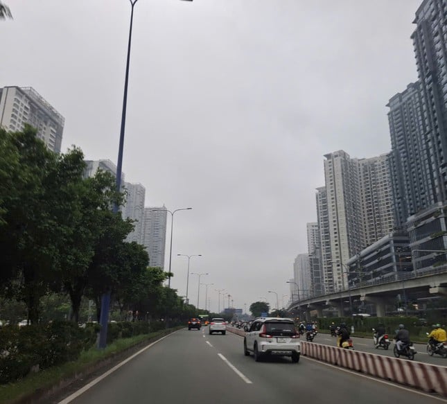 Muchos rascacielos en Ciudad Ho Chi Minh y Binh Duong están ocultos por las nubes, foto 2