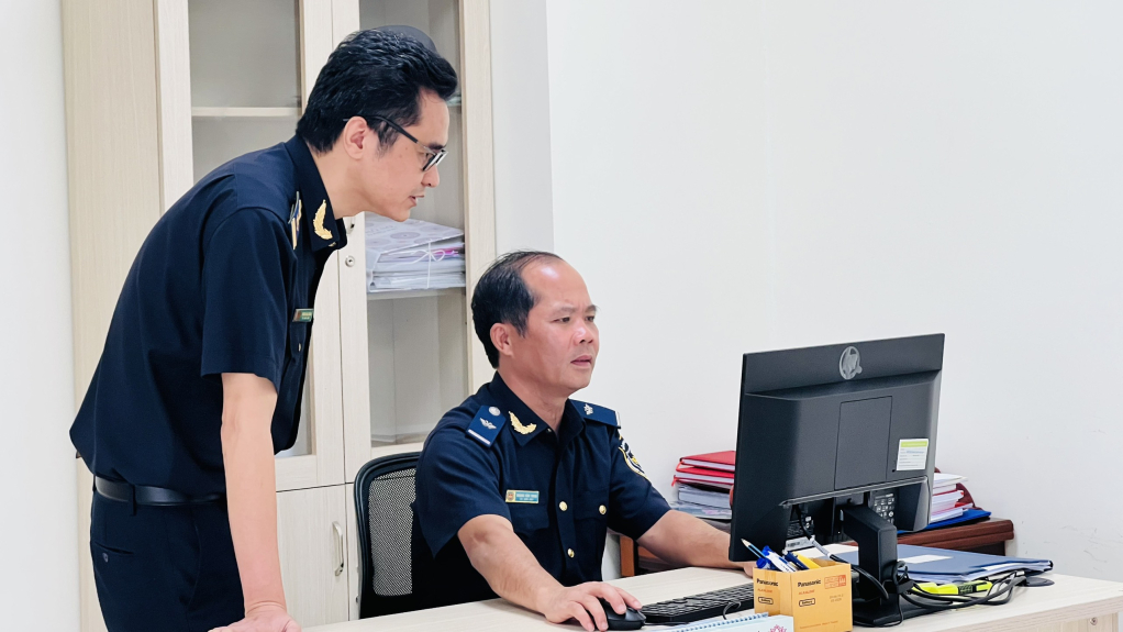 Mr. Truong Ngoc Quang, Chairman of the Trade Union of the Customs Branch of Hon Gai Port, deployed the study and following of Uncle Ho to each employee.