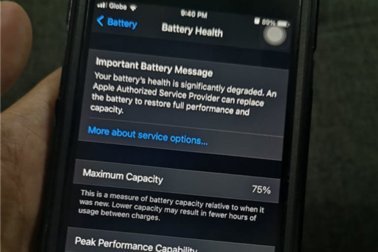 Pin iPhone bị xuống cấp bao nhiêu mỗi năm? - Ảnh 1.