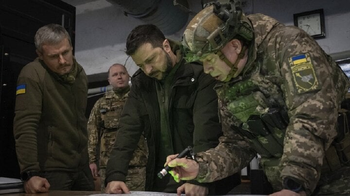 Le président de l'Ukraine Zelensky, commandant des forces terrestres ukrainiennes, colonel. Alexander Syrsky et Roman Mashovets, chef de cabinet adjoint du président, regardent la carte. (Photo : AP)