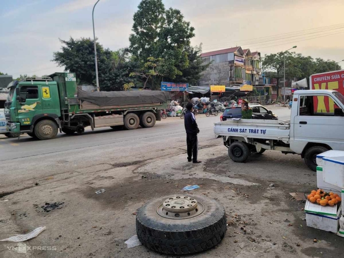 Truck tire flew off the vehicle causing accident. Photo: Gia Chinh