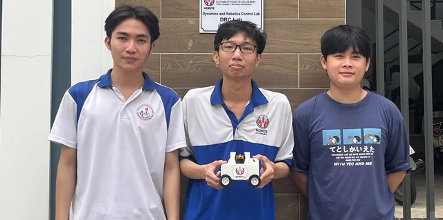 Sinh viên chế tạo robot leo tường được doanh nghiệp đặt hàng- Ảnh 1.