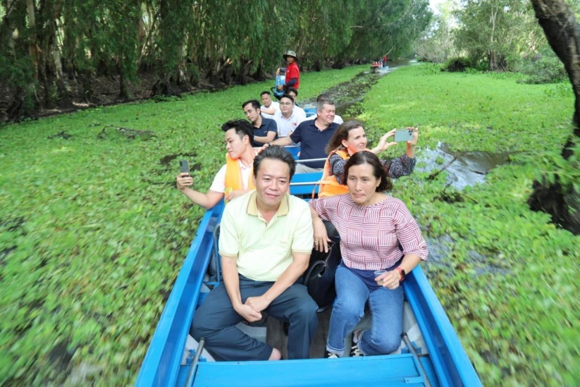 Khách say sưa lưu lại những khoảnh khắc thiên nhiên trù phú.