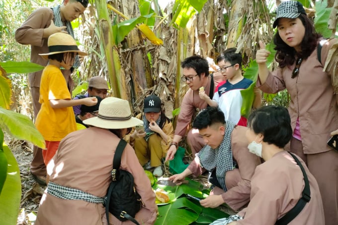 Tourists eat young bees and honey after harvesting. Photo: Khanh Duy