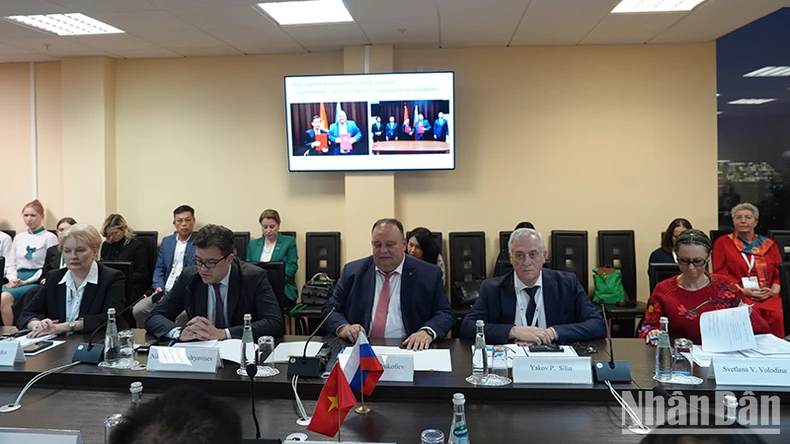 Förderung der Zusammenarbeit zwischen Wirtschaftsuniversitäten Vietnams und der Russischen Föderation Foto 1