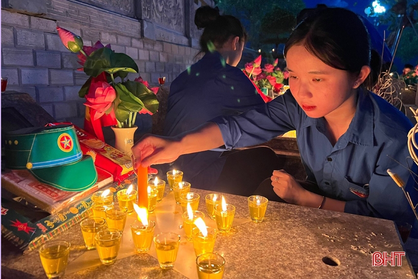 Les jeunes de Ha Tinh allument des bougies pour rendre hommage aux martyrs héroïques