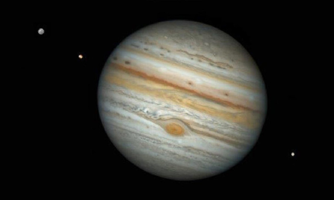 Jupiter und seine drei größten Monde auf diesem von Chile aus aufgenommenen Bild. Foto: Damian Peach