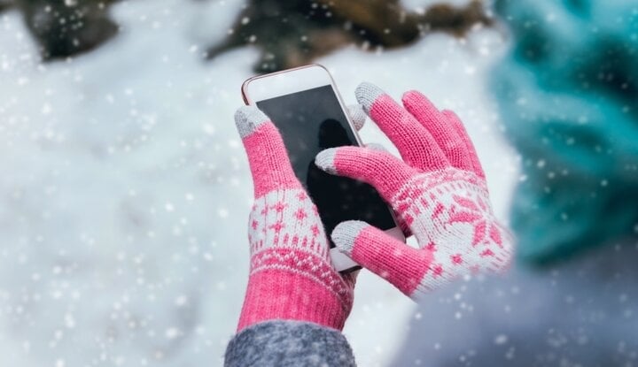 Pourquoi la batterie de mon téléphone se décharge-t-elle plus rapidement que d’habitude par temps froid ?