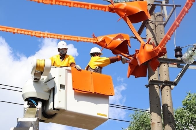 Los trabajadores de electricidad de la ciudad de Ho Chi Minh reparan la electricidad durante la temporada de calor de 2023. Foto: EVN