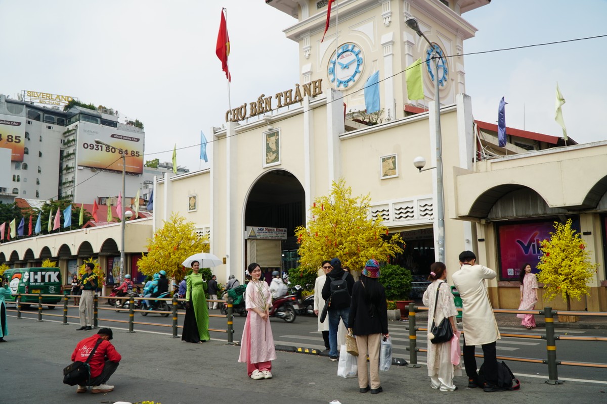 Young people in Tet ao dai 'check-in' at Ben Thanh market photo 1