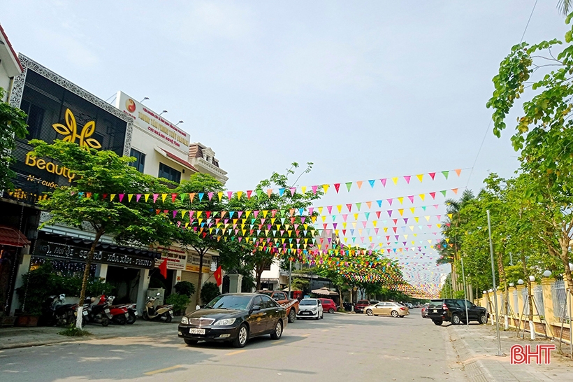 Many specialties are available at the first culinary street in Ha Tinh.