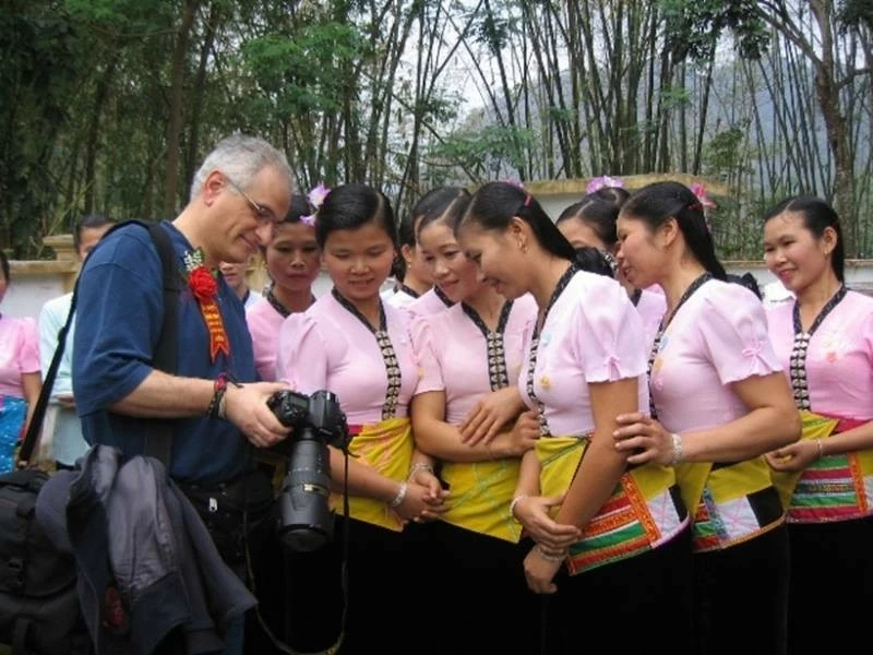 Khách du lịch quốc tế đến với Vàng Pheo. (Ảnh: N.Minh)