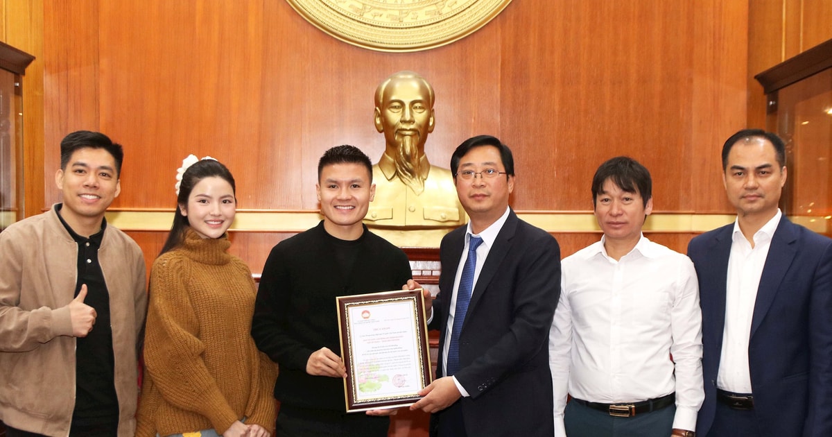 Player Quang Hai supports the Central Fund "For the Poor"