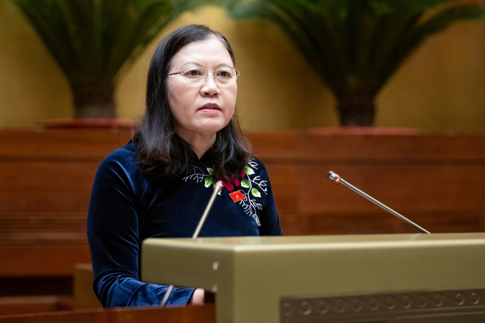 La presidenta del Comité Judicial de la Asamblea Nacional, Le Thi Nga, presentó el informe de inspección. Foto: Quochoi.vn