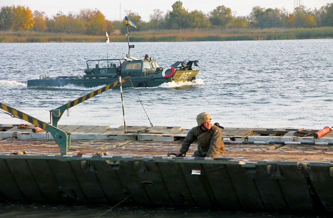 Ukraine điều tàu đổ bộ, chuẩn bị vượt sông tấn công phòng tuyến Nga - 1
