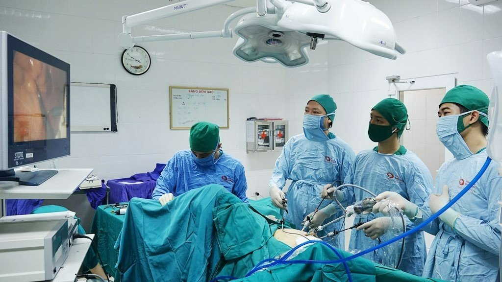 Doctors at Bai Chay Hospital perform laparoscopy in the treatment of cancer. Photo provided by Bai Chay Hospital.