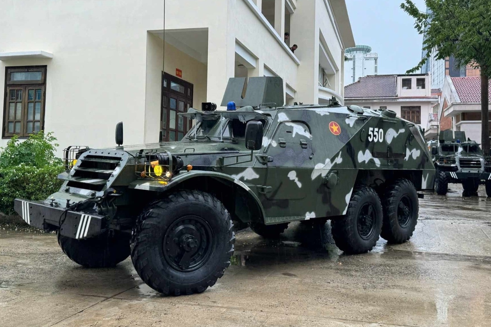 Da Nang mobilise des véhicules blindés pour répondre à la tempête n°6 Tra Mi