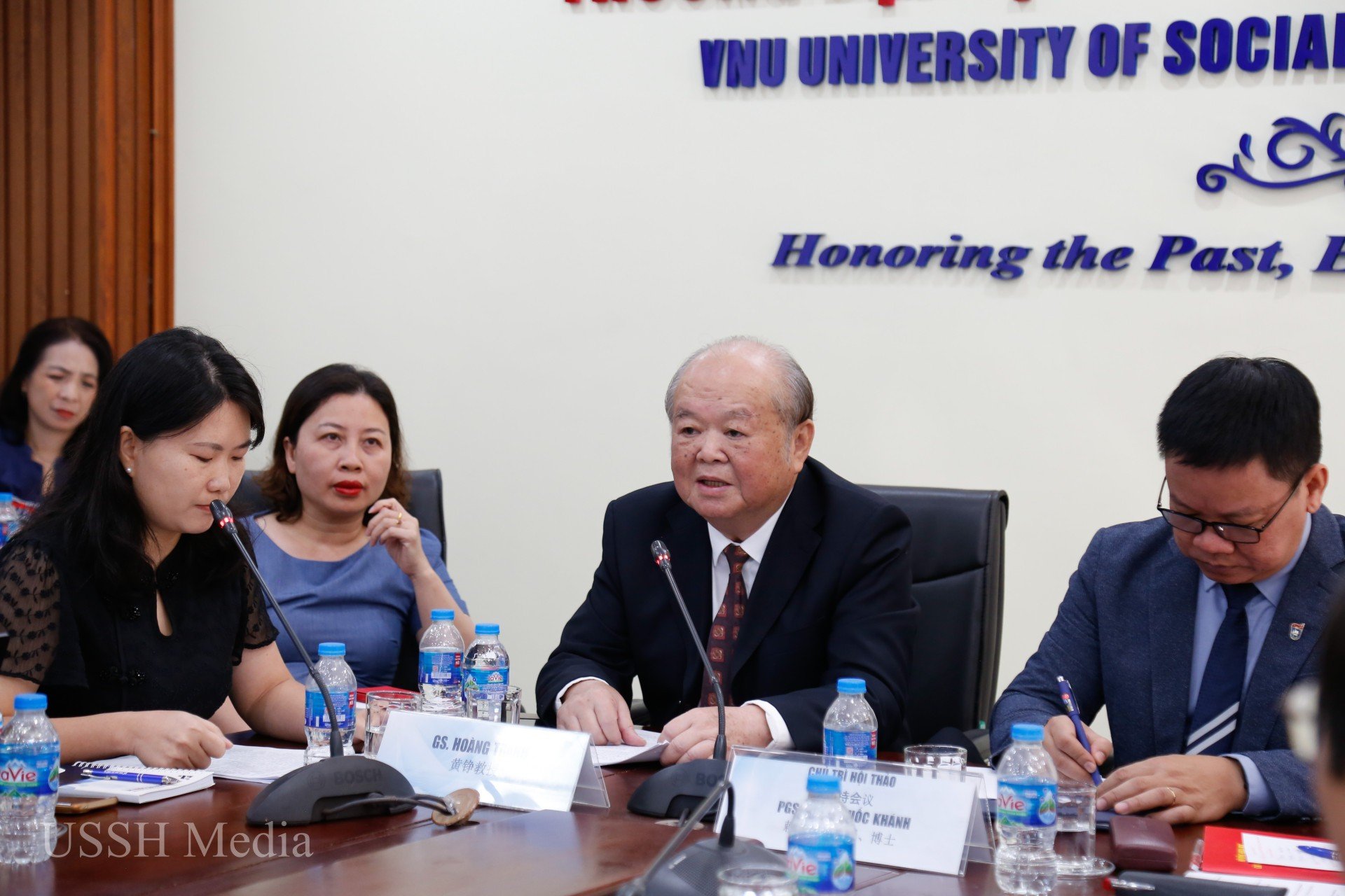 Giáo sư Hoàng Tranh - Nguyên Phó Viện trưởng Viện Khoa học Xã hội Quảng Tây, Trung Quốc (ngồi giữa). (Ảnh: ussh.vnu.edu.vn)