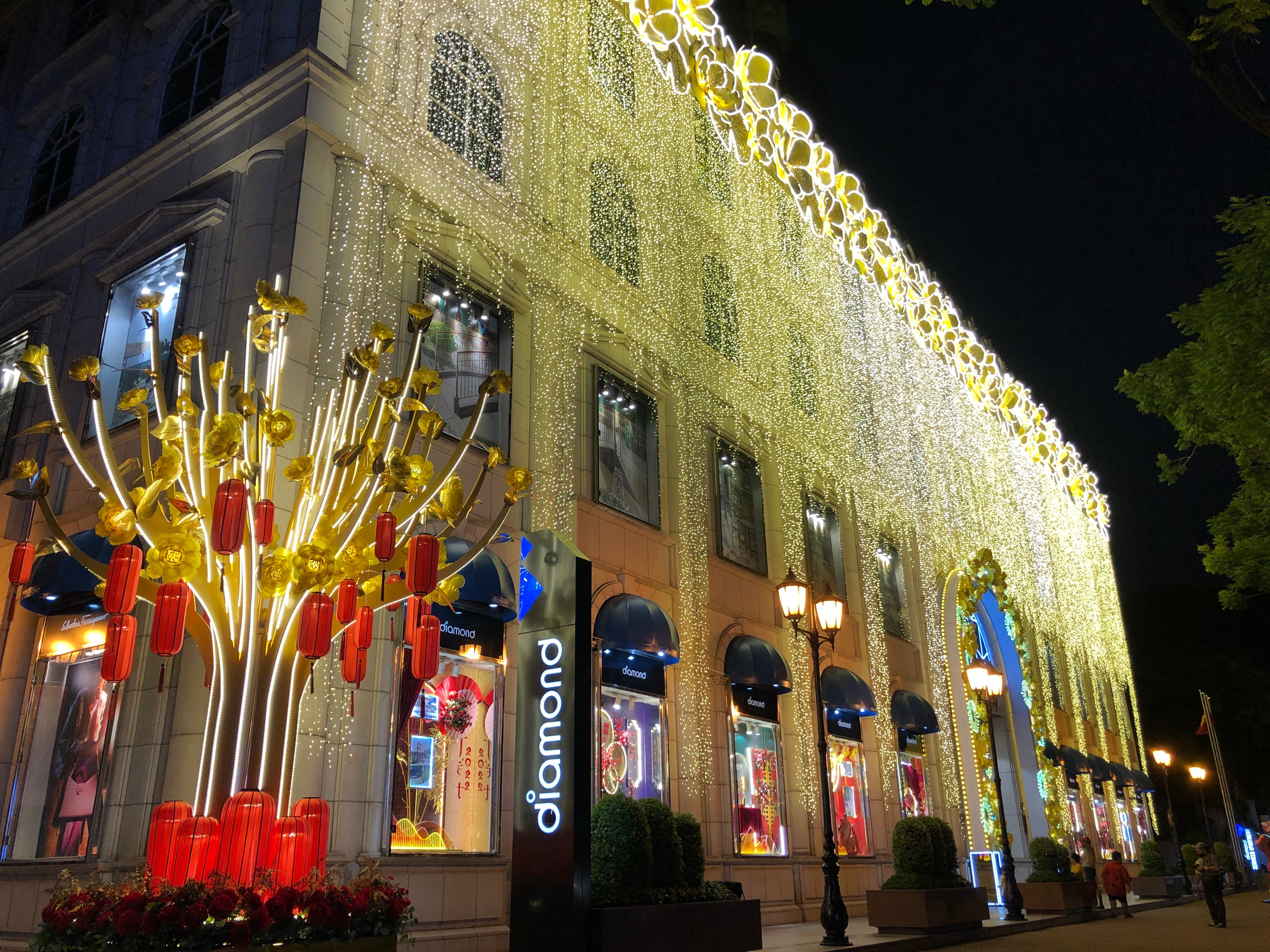 Ho Chi Minh-Ville est remplie de l'atmosphère du Têt, les jeunes en profitent pour s'enregistrer avant de rentrer chez eux