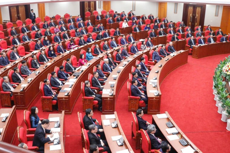 The Politburo agreed to submit to the Party Central Committee a plan to streamline the apparatus.