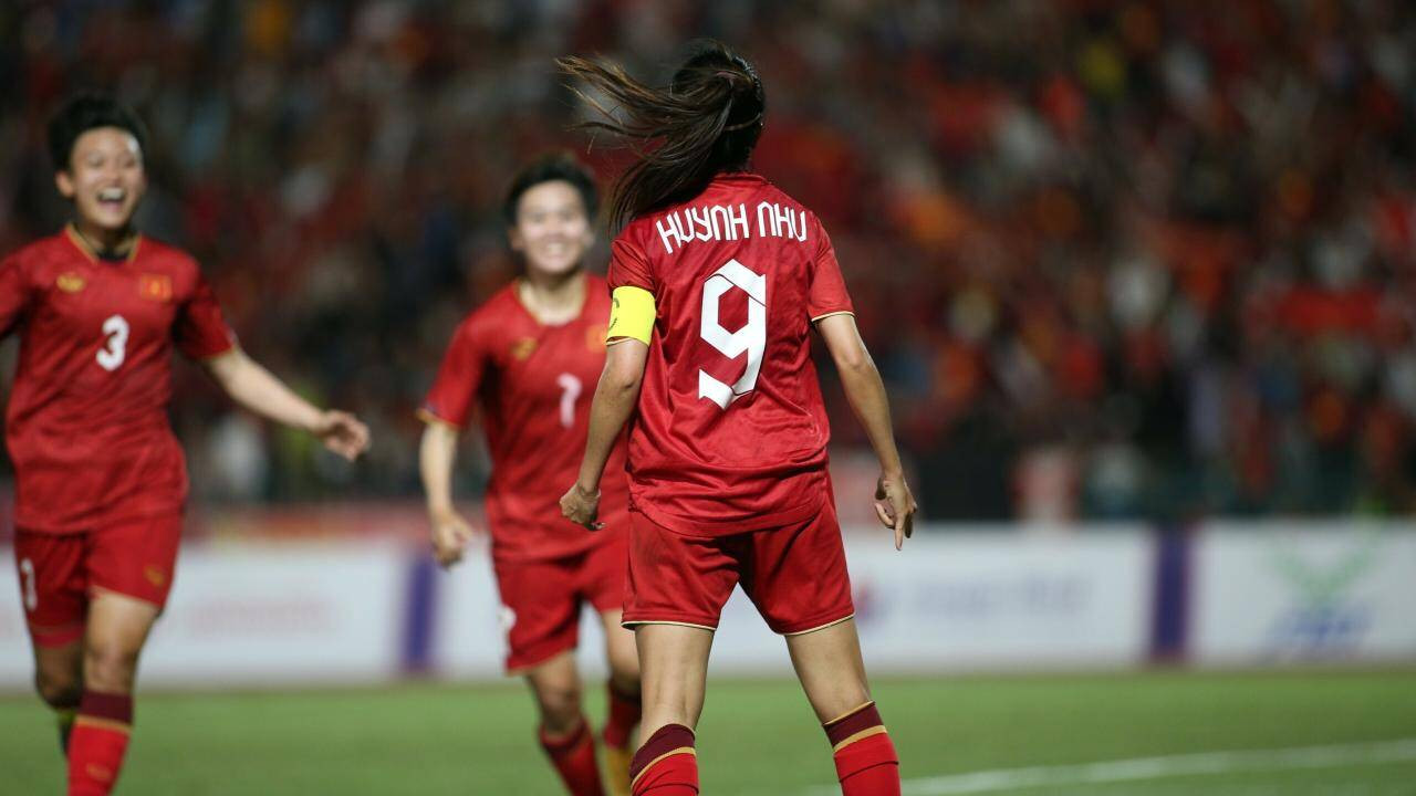 Southeast Asian fans take their hats off in admiration of the miracle of the Vietnamese women's team