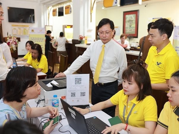 General Director of Vietnam Post Corporation Chu Quang Hao inspects the support for people to perform public services online. Photo: Nguyen Bao.