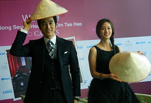 Song Seung Hun and Kim Tae Hee took photos with conical hats and praised Vietnamese pho as delicious since 2012. Photo: Document