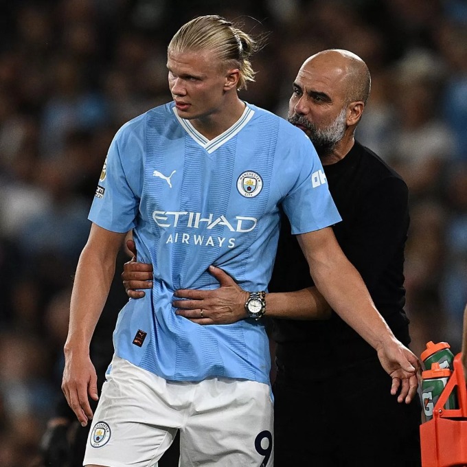 Guardiola động viên haaland sau trận Man City - Arsenal ở Siêu Cup Anh hồi đầu mùa. Ảnh: AFP