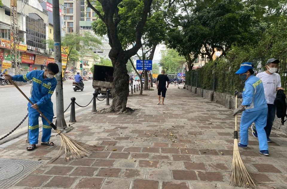 Schon am frühen Morgen sind die Mitarbeiter der Umwelthygiene bereit, ihre Arbeit zu verrichten.jpg