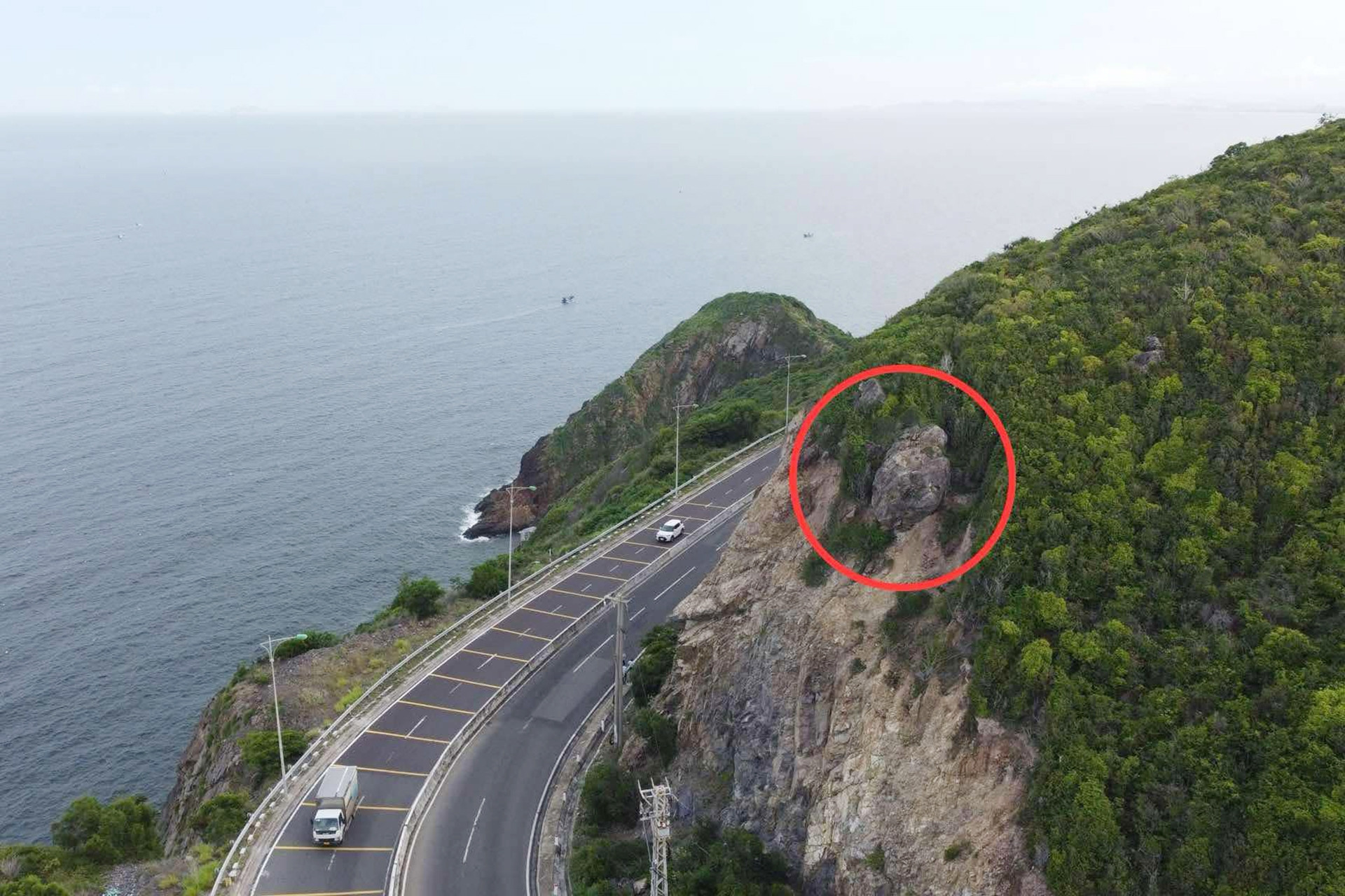 ニャチャン空港への道路は、道路に転がり落ちる恐れのある岩塊に対処するため閉鎖されている