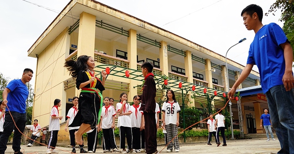 Xem xét hỗ trợ học phí, không thu học phí đối với trẻ em mầm non, học sinh phổ thông tại vùng bị ảnh hưởng bởi bão lũ