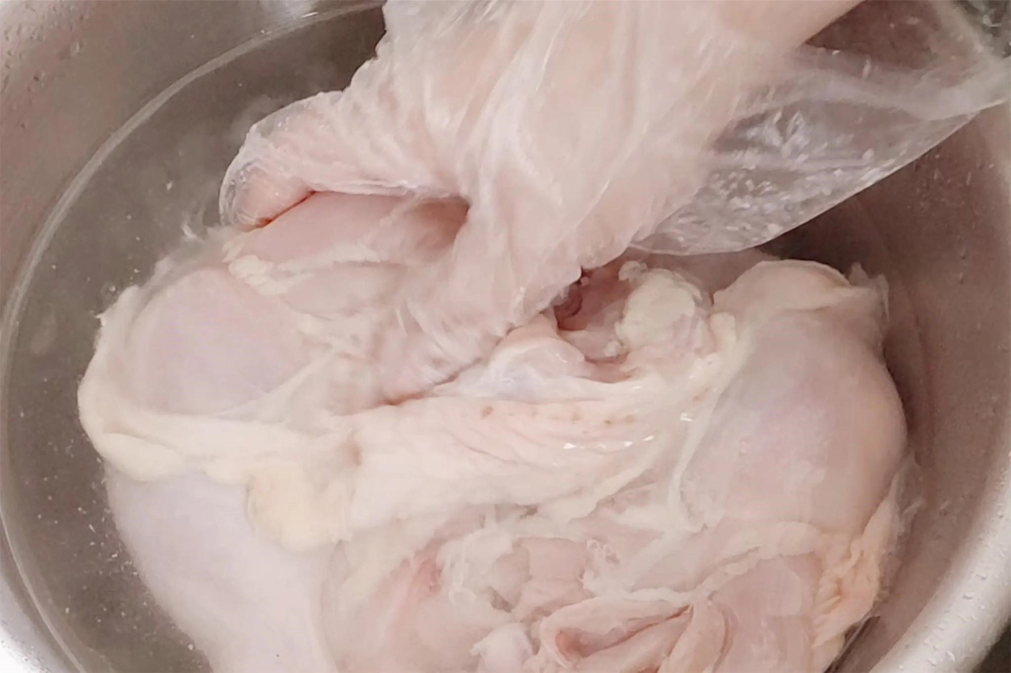 Bữa cơm mùa hè làm ngay món ăn này: Nhanh trong 'chớp mắt' và phần nước sốt trộn cùng cơm thì ngon vô cùng!- Ảnh 1.