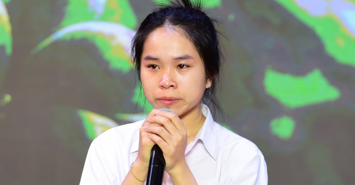 Supporting students in the Central Highlands: Female student without parents wants to sell cakes around the lecture hall to make a living