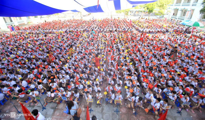 The 2018 opening ceremony at Chu Van An Primary School, Hoang Mai District, Hanoi - the school welcomed 1,140 first graders that year, the largest in the capital. Photo: Gia Chinh