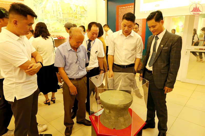 The bronze-plated object was discovered in Vinh Phuc, picture 1.