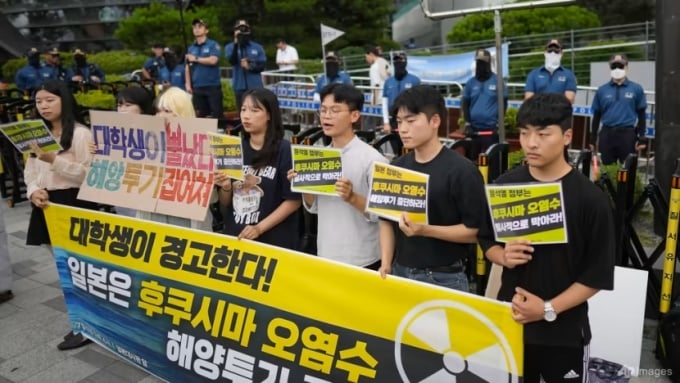 Estudiantes protestan contra el plan de Japón de liberar agua radiactiva en las calles de Seúl, Corea del Sur, el 5 de julio. Foto: AP