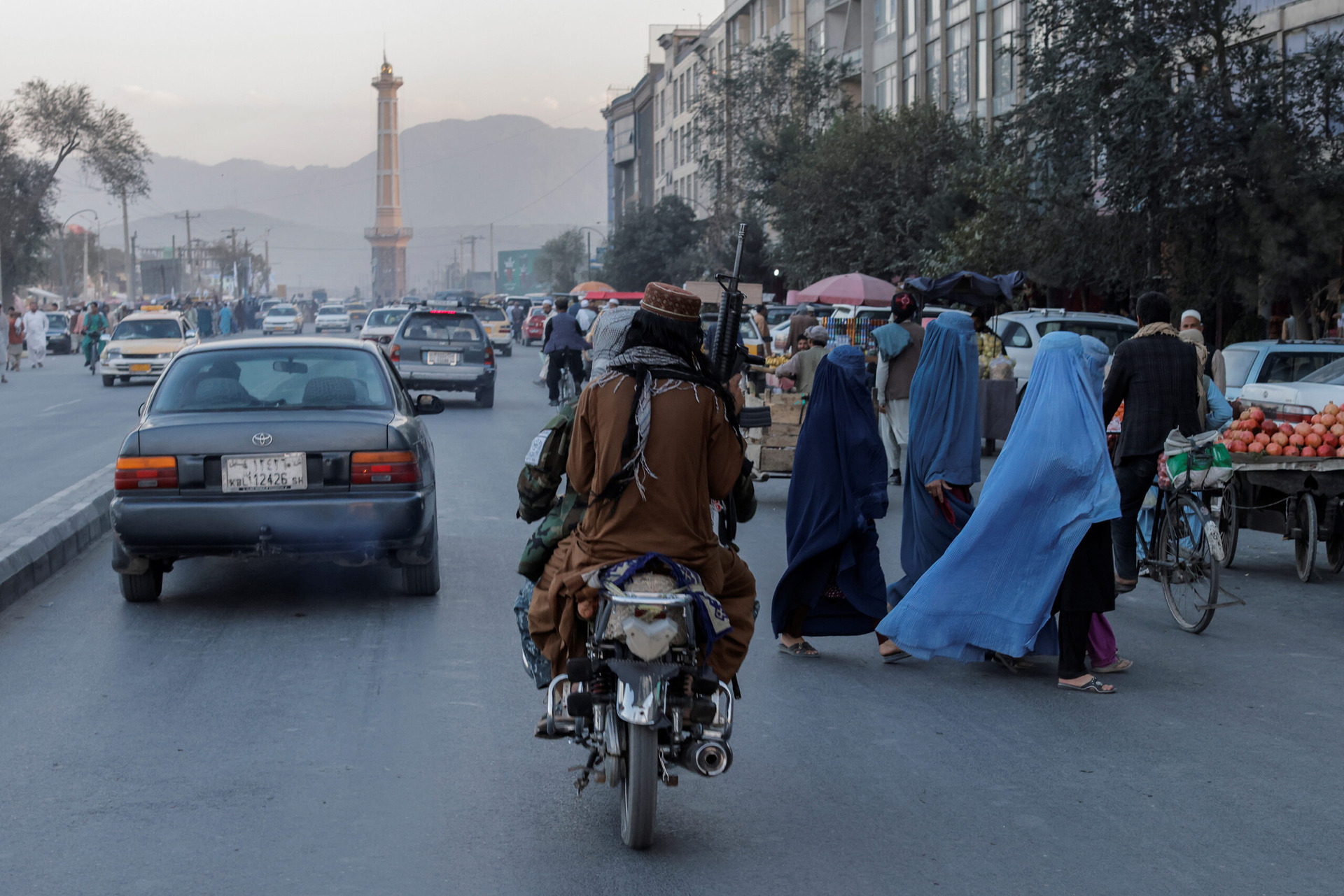 Taliban-Frauen singen und schauen Männer an öffentlichen Orten an. Bild 1