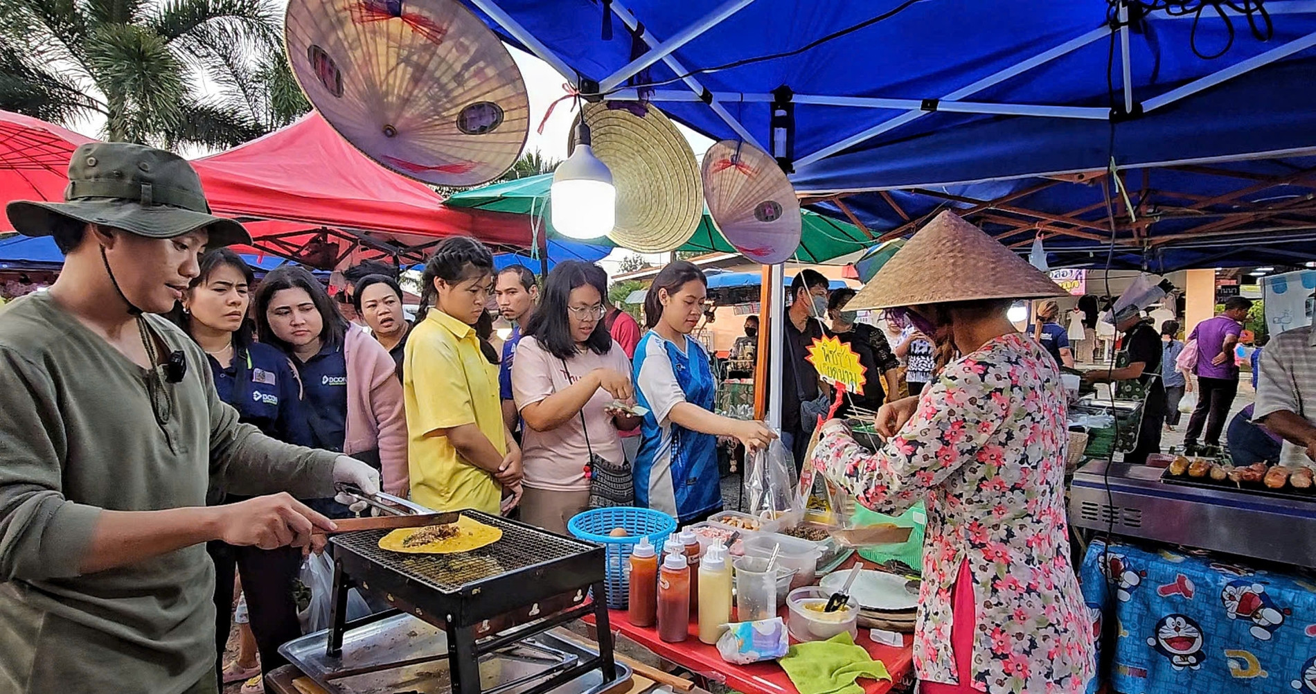 Chàng rể Việt bán bánh tráng nướng ở Thái Lan, kiếm vài triệu/ngày ‘nhẹ tênh’