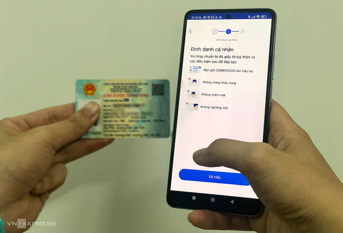 Open a bank account using electronic identification (eKYC). Photo: Quynh Trang