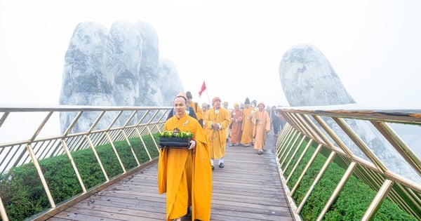 Plus de 300 moines et nonnes font un pèlerinage au complexe spirituel au sommet de Ba Na