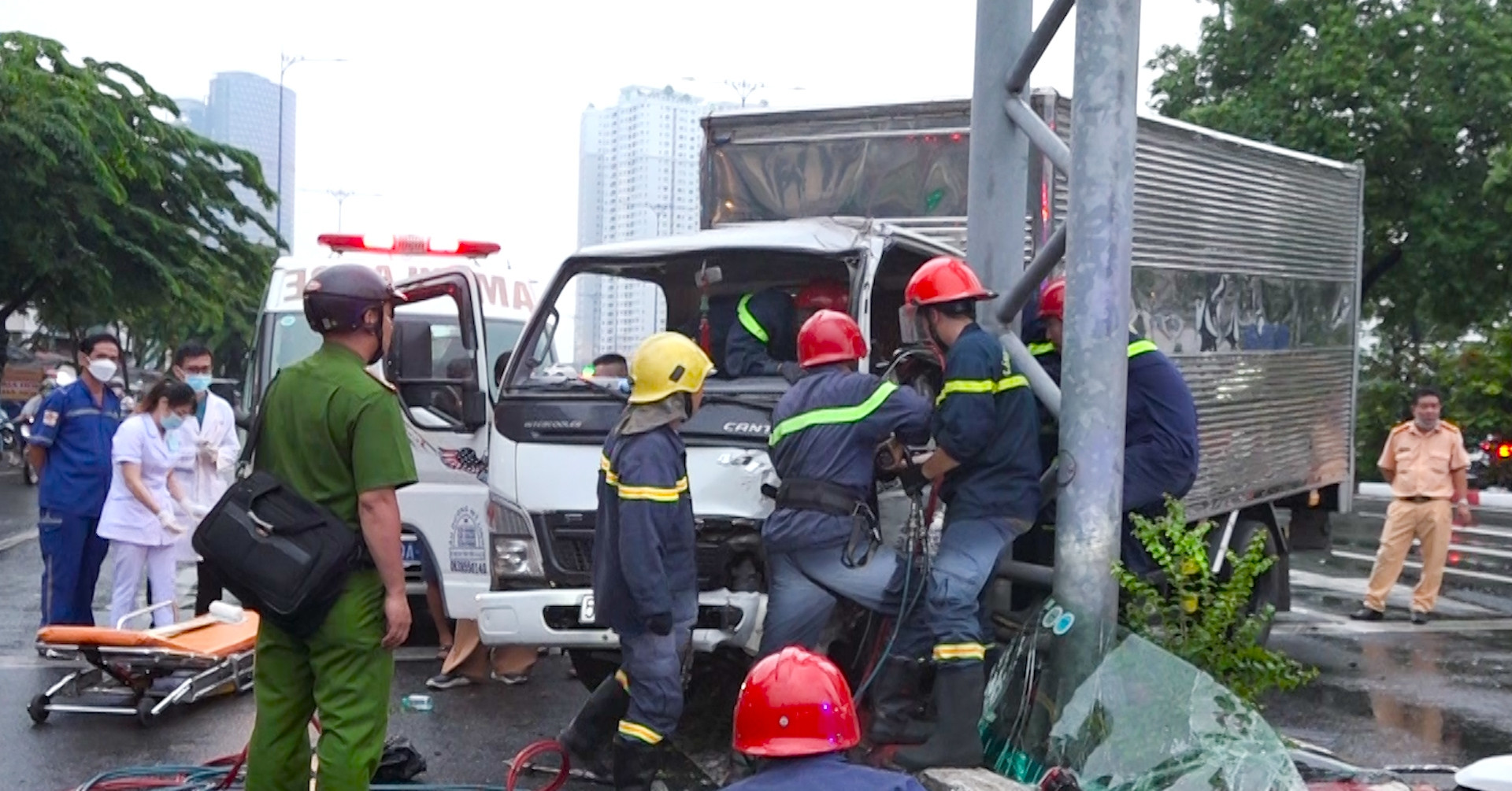 Truck driver trapped in cabin after collision with 7-seater car rescued