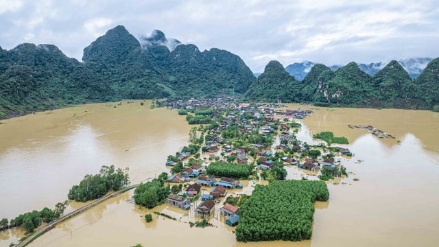 hàng nghìn nhà dân bị ngập sâu trong nước lũ