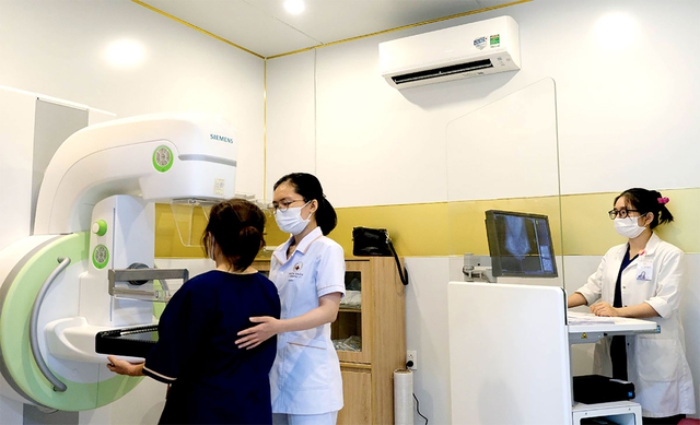 Ngoài 40 tuổi, tiền sử gia đình không mắc ung thư vú, không có triệu chứng lâm sàng, nhưng có nhiều phụ nữ phát hiện mắc ung thư vú nhờ chụp nhũ ảnh 3D khi khám sức khỏe định kỳ.