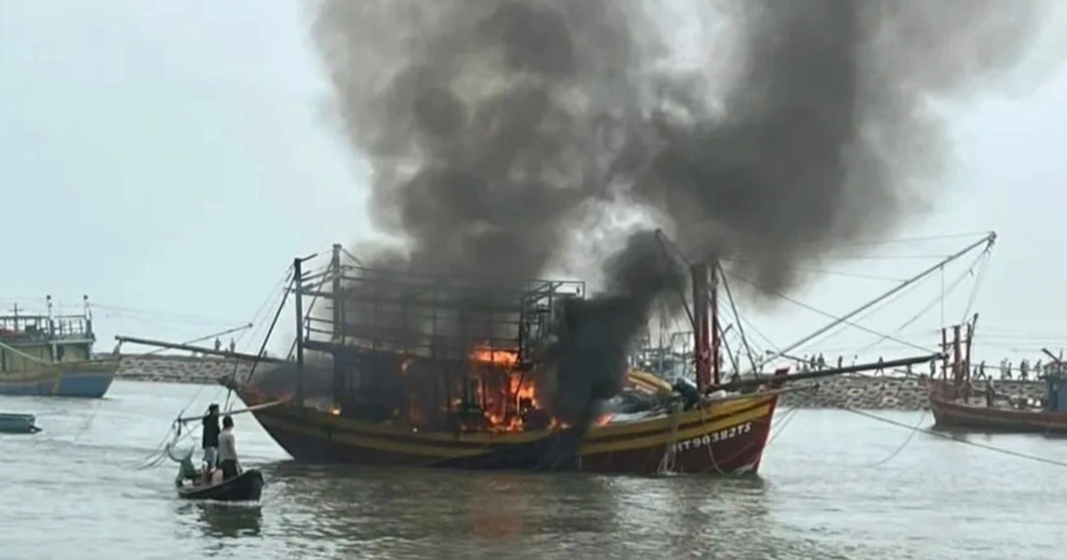 Fishing boat caught fire, fishermen lost more than half a billion dong