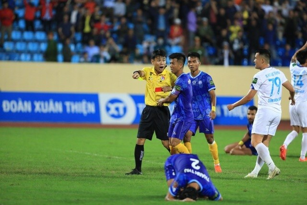 trọng tài khiến v-league dậy sóng nhận cái kết đắng