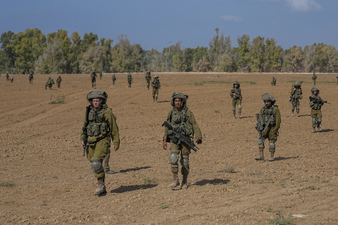 Binh sĩ Isreal tại một khu dân cư gần biên giới với Dải Gaza, ngày 20/10. Ảnh: AP