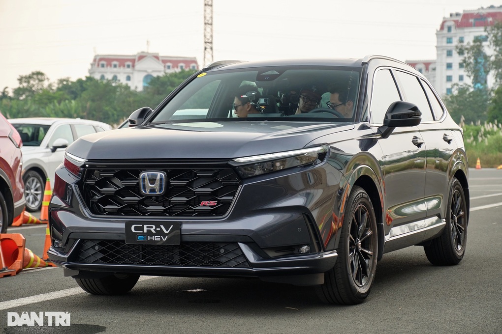 Doanh số tháng 8 giảm mạnh, đại lý giảm giá 80 triệu cho mẫu C-SUV này - 1