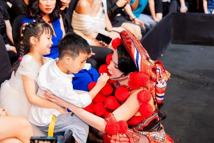 Deux enfants sont venus encourager Diep Lam Anh lors de « Belle sœur chevauchant le vent et brisant les vagues ».