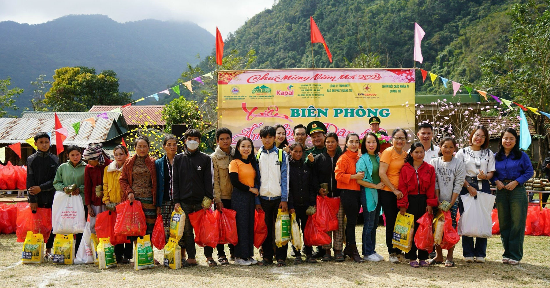 Thắm tình Việt - Lào qua chương trình ‘Xuân biên phòng - Ấm lòng dân bản’